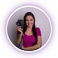 Foto Dany Monzani segurando uma câmera fotográfica